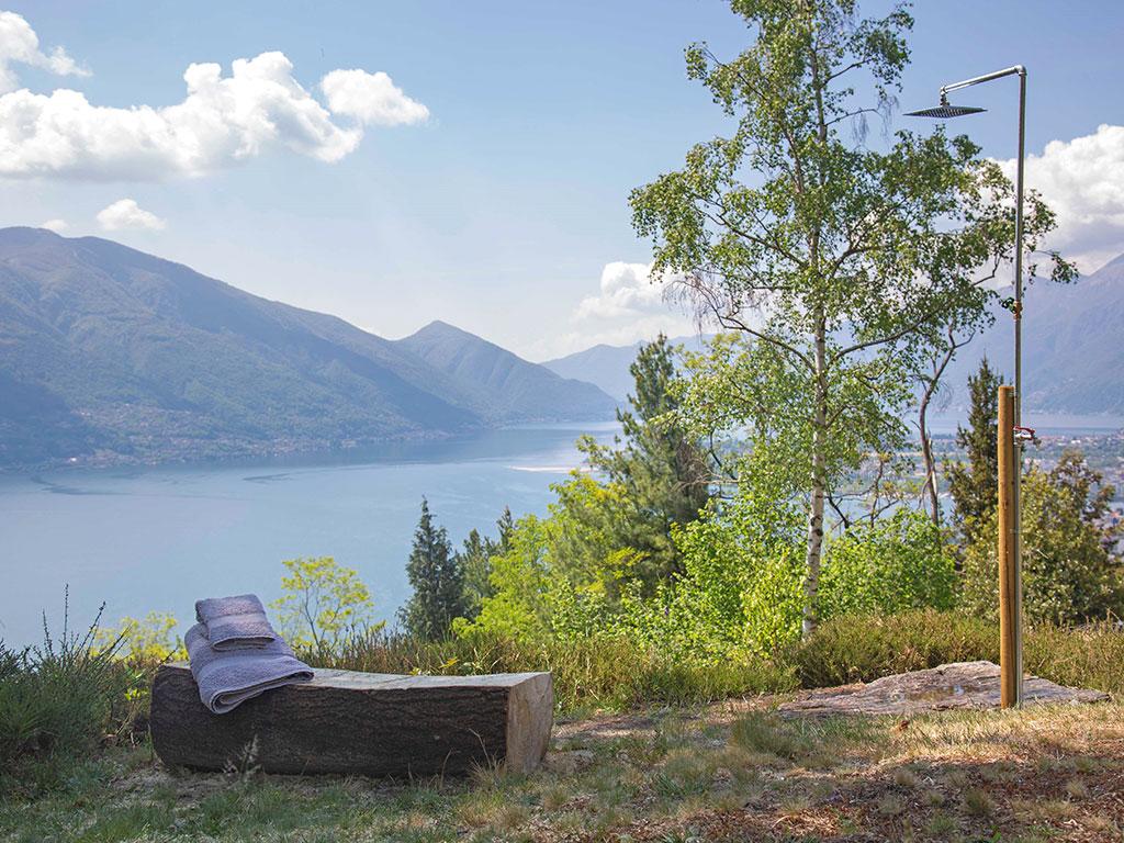 Tenda sospesa agli alberi