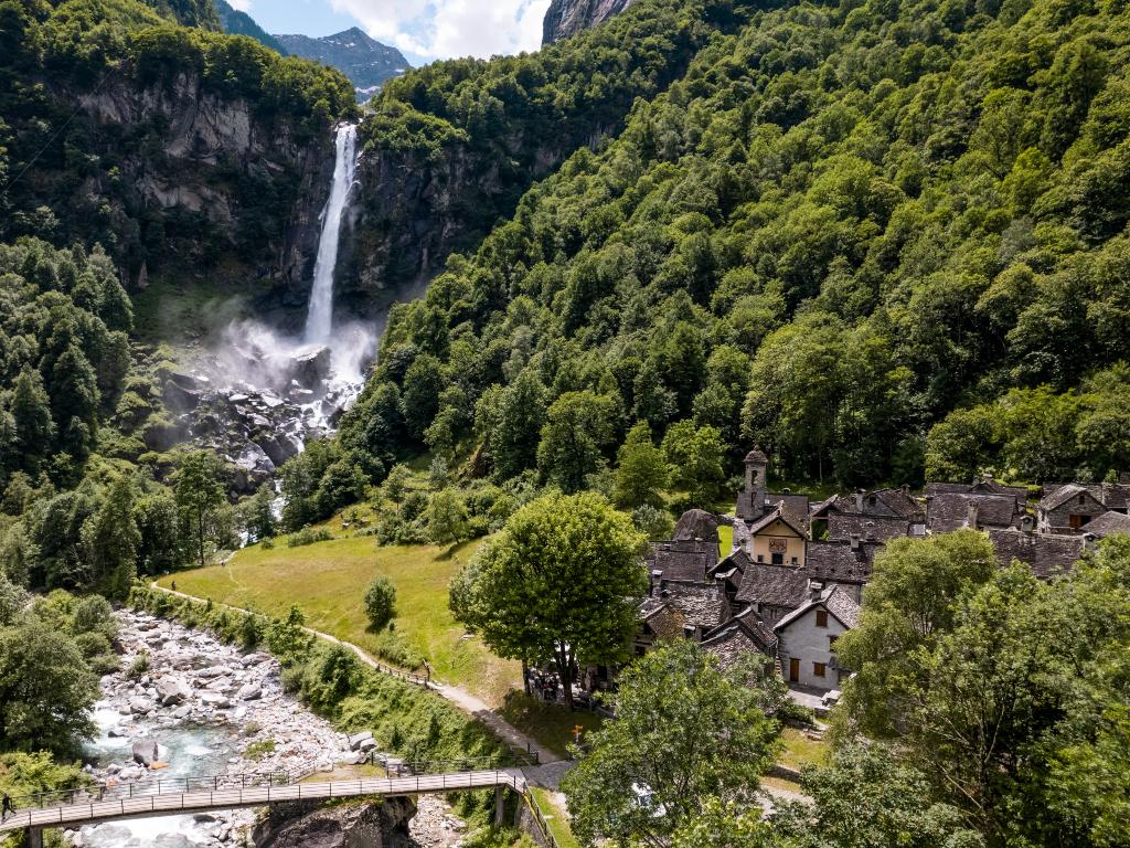 Image 2 - Valle Bavona: entre géants de pierre et ingéniosité humaine
