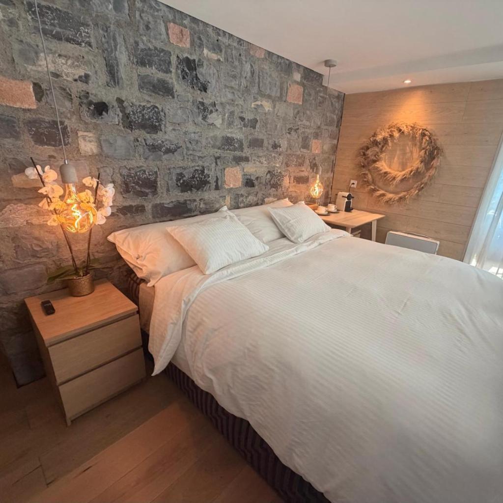 Image 0 - ROMANTIC SUlTE WITH ITS OWN SPA AND OPEN VIEW TO LUGANO