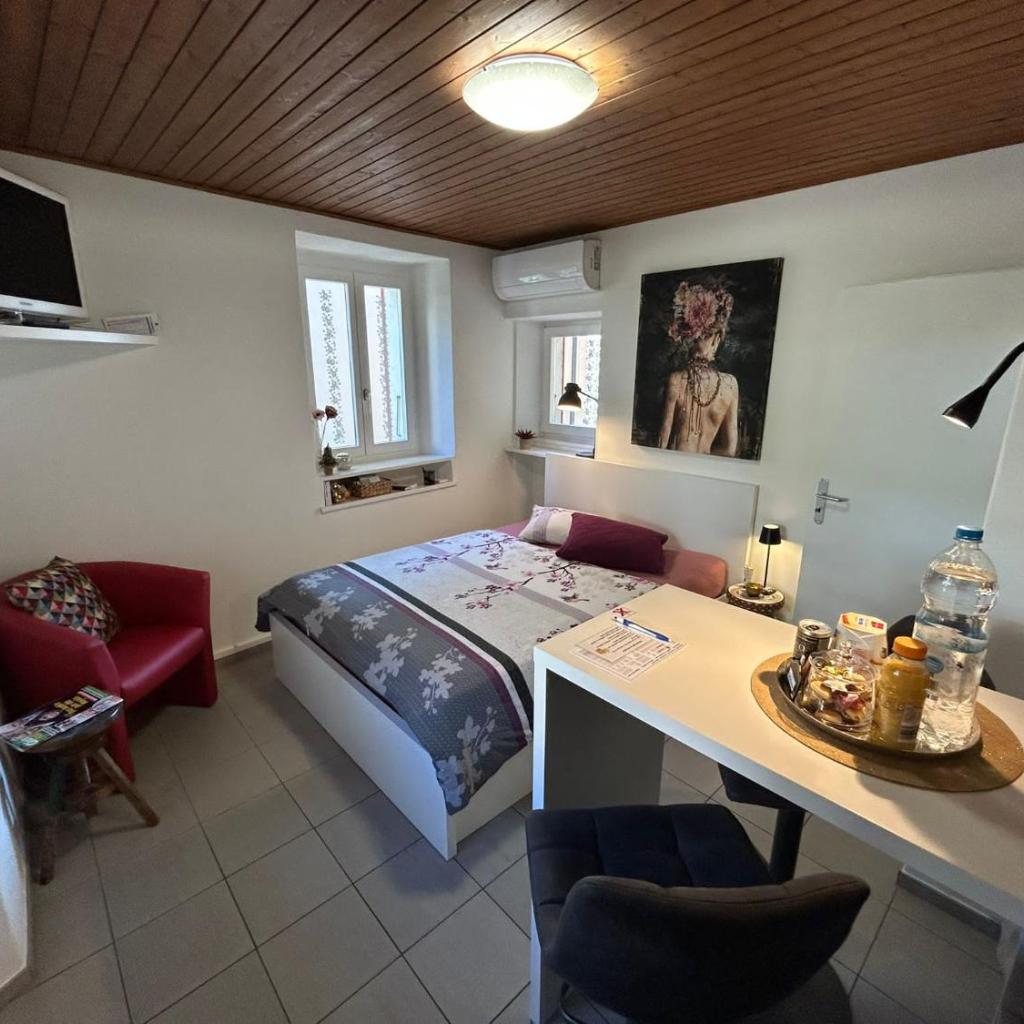 Image 0 - CrisRoom