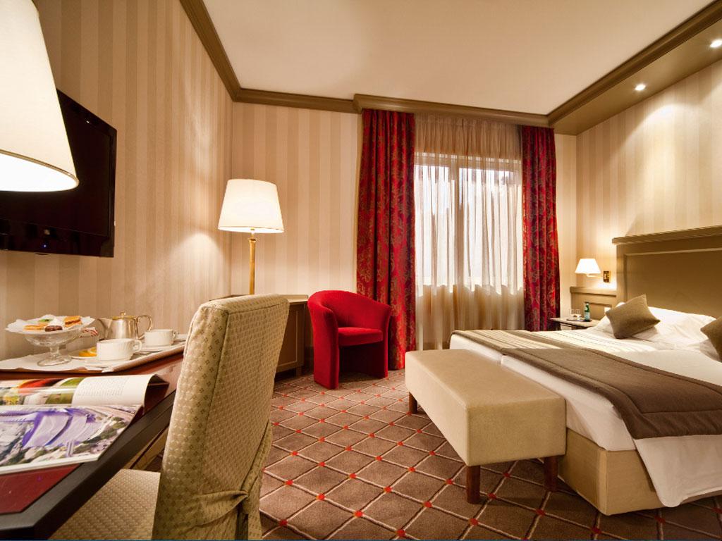 Image 4 - Hotel De La Paix