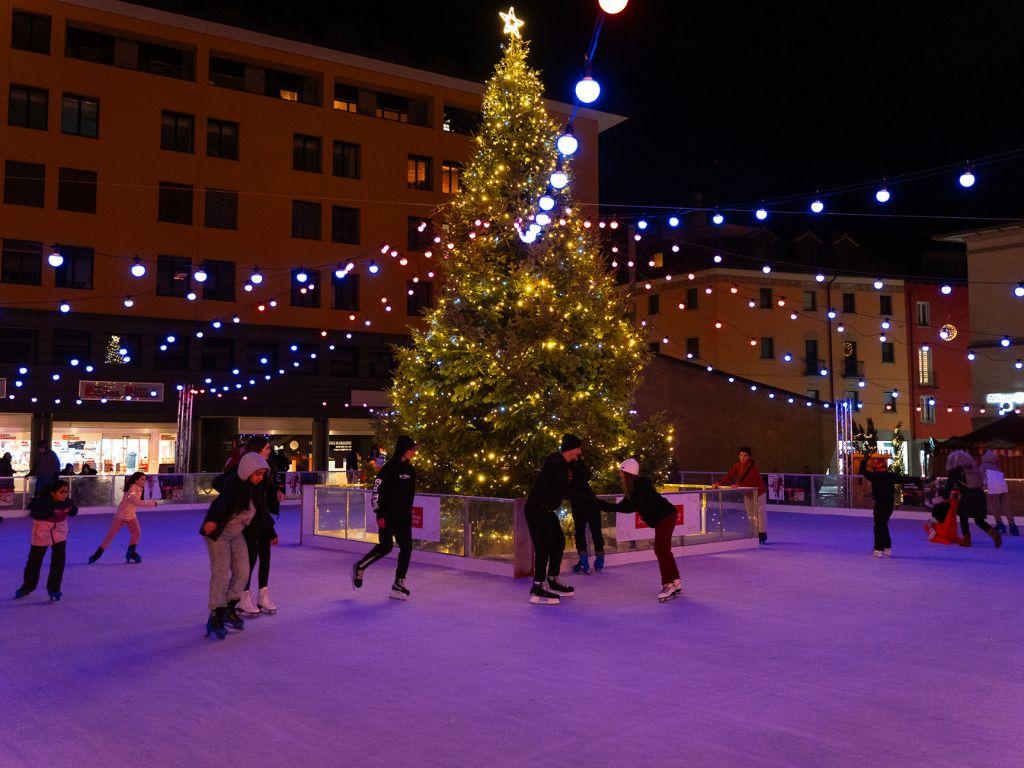 Image 0 - Bedeckte Eisbahn auf der Piazza del Sole 