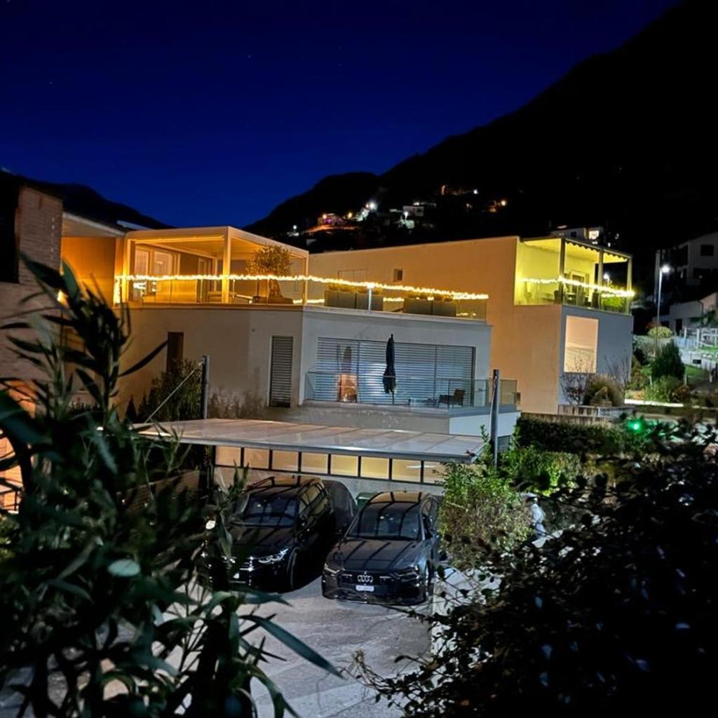 Image 0 - Violet-Sky Bellinzona