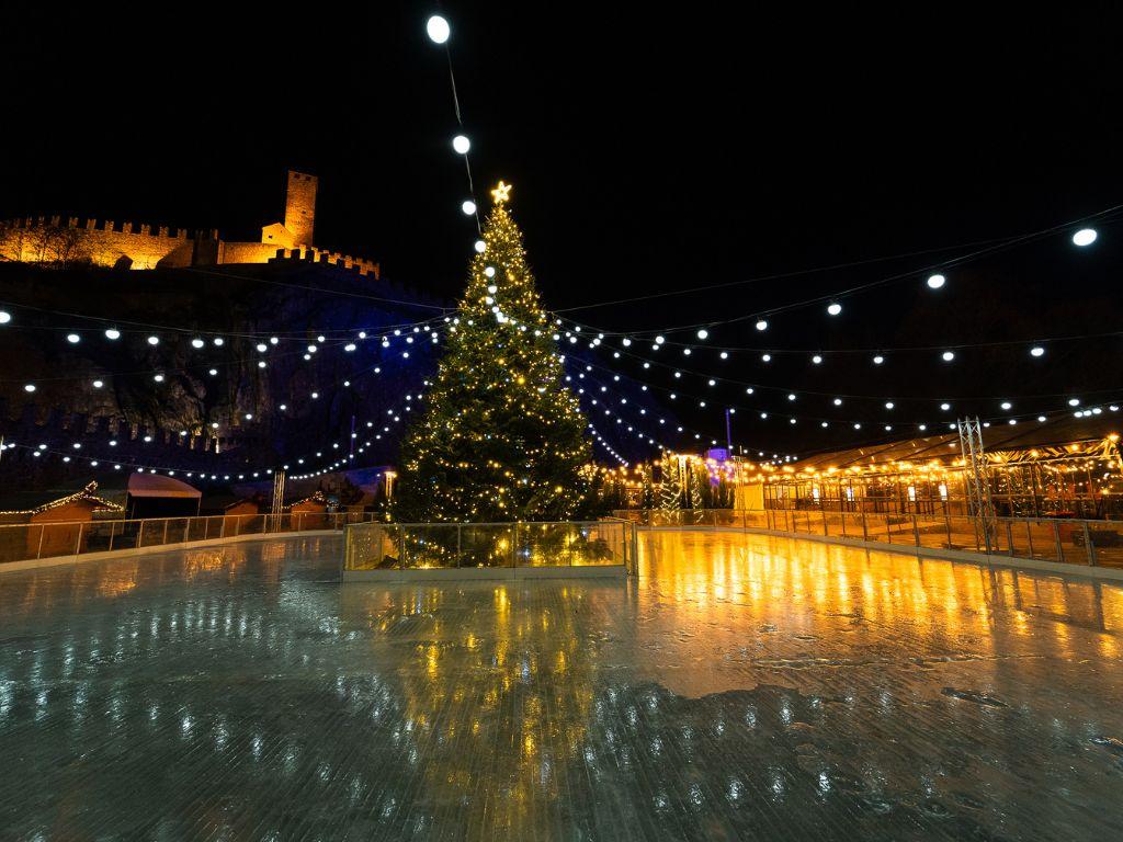 Image 1 - Bedeckte Eisbahn auf der Piazza del Sole 