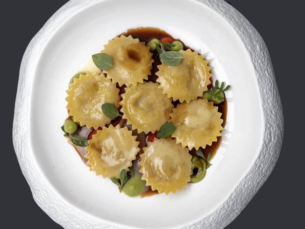 Image 1 - Ravioli di coniglio, büsción ticinese, crema di peperoni e nocciole - La ricetta