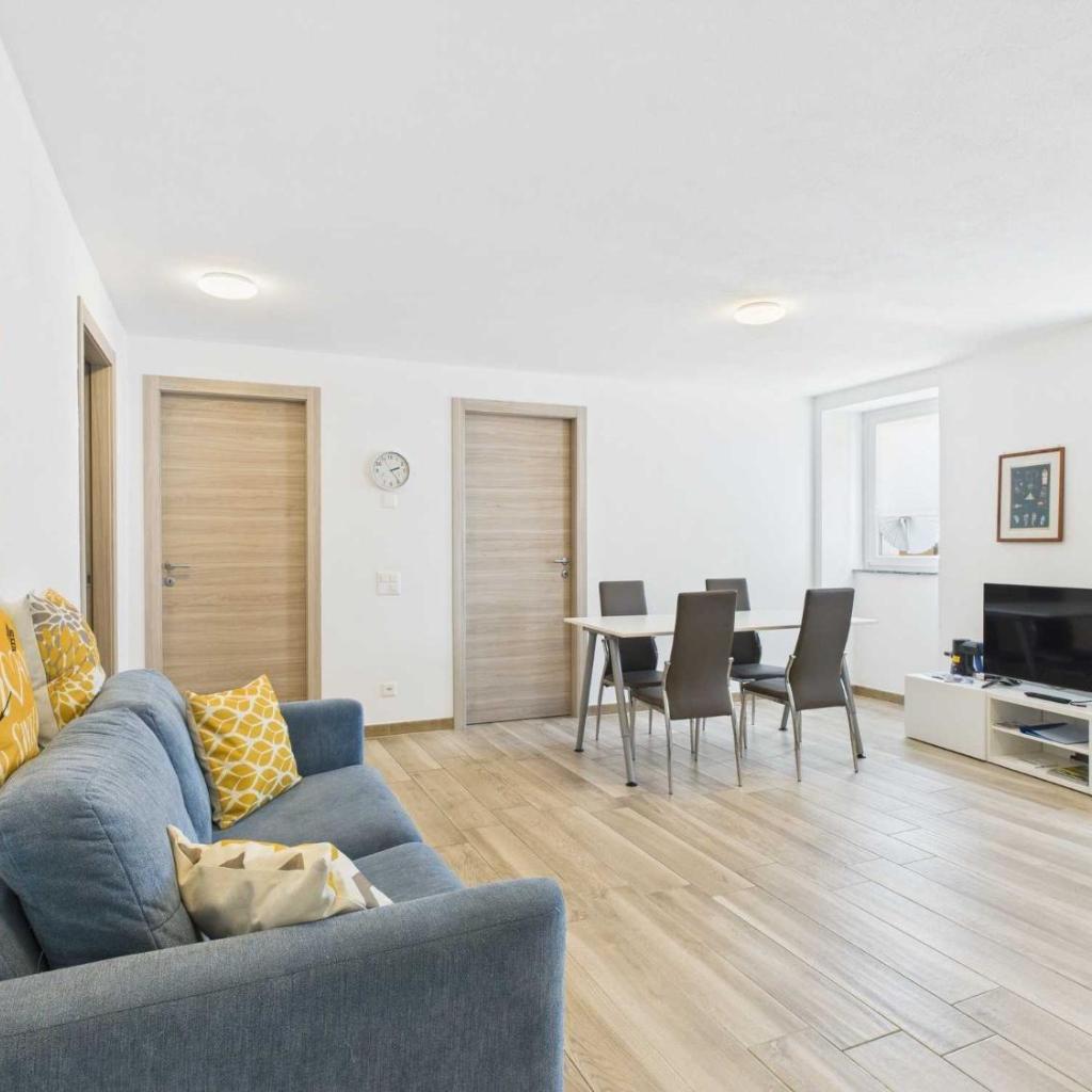 Image 0 - Court House Curio