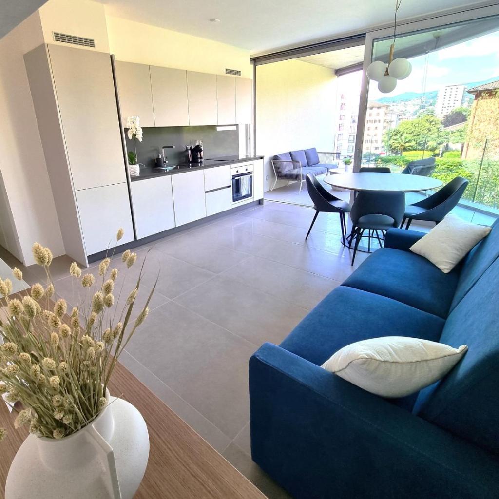 Image 0 - Kristal Gabri