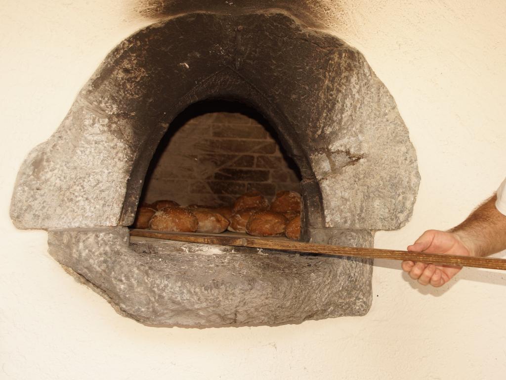 Image 0 - Intragna und Brot backen im alten Ofen