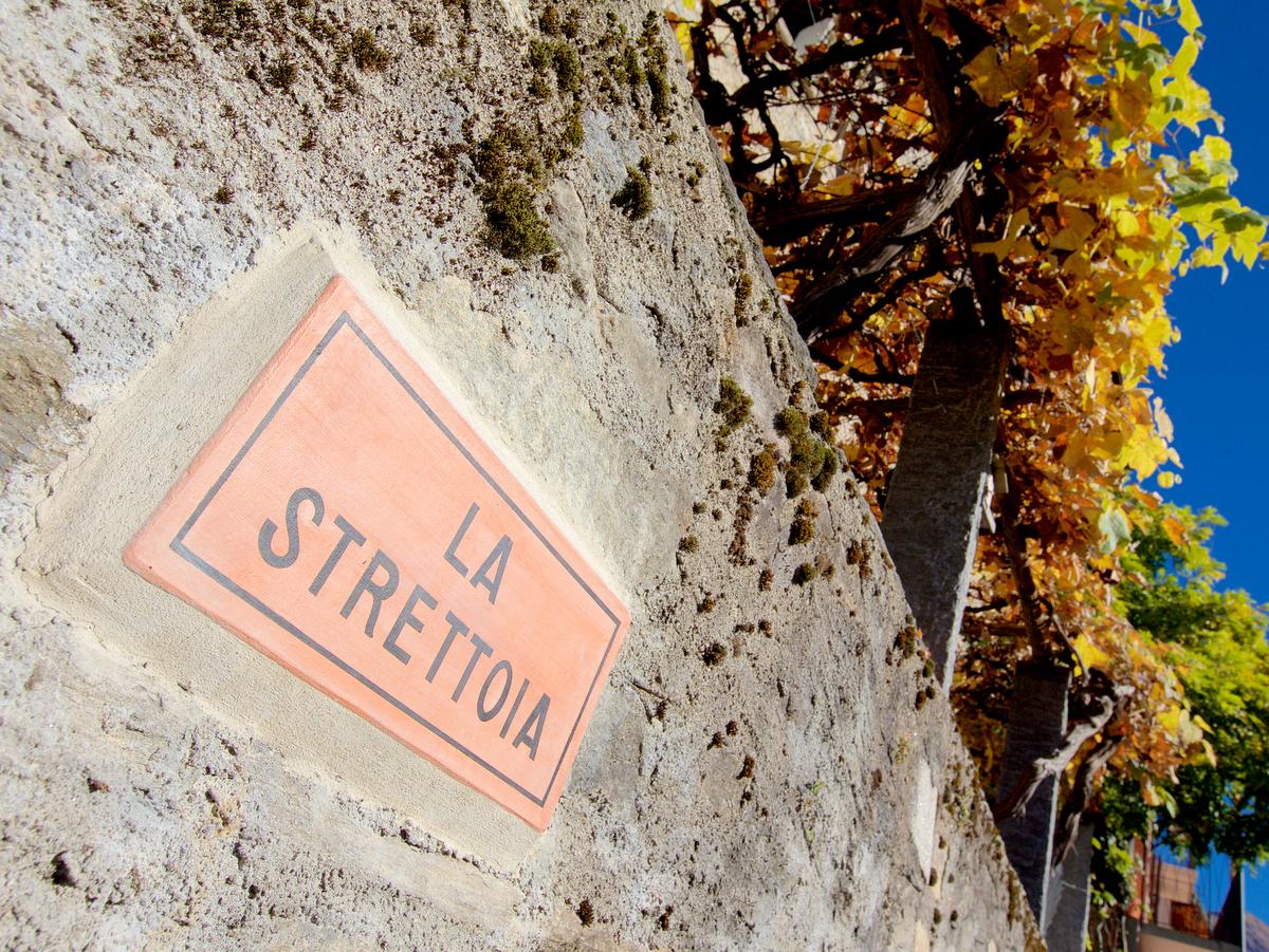 Image 2 - Targhe e affreschi di Carena