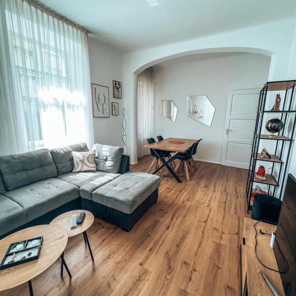 Image 0 - Appartamento in villa antica a pochi passi dal lago