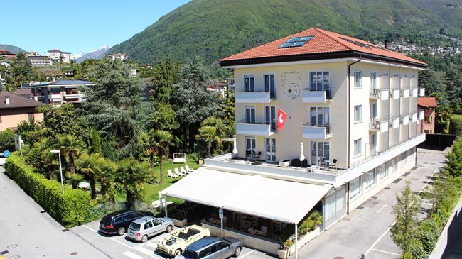 Image 0 - Hotel Luna