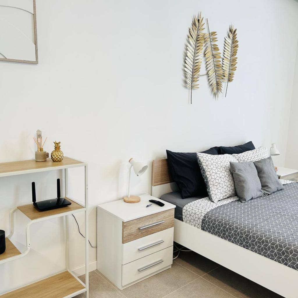 Image 0 - Golden Suite - Stylish and with FREE Parking!