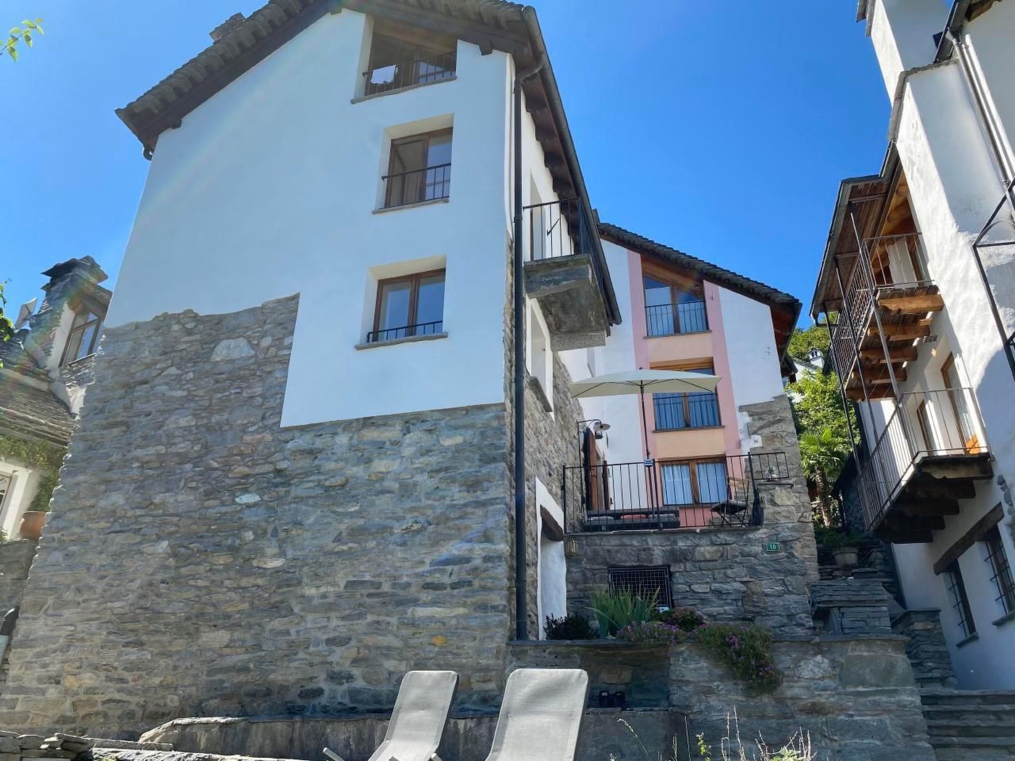 Image 0 - Tausend Steine Haus