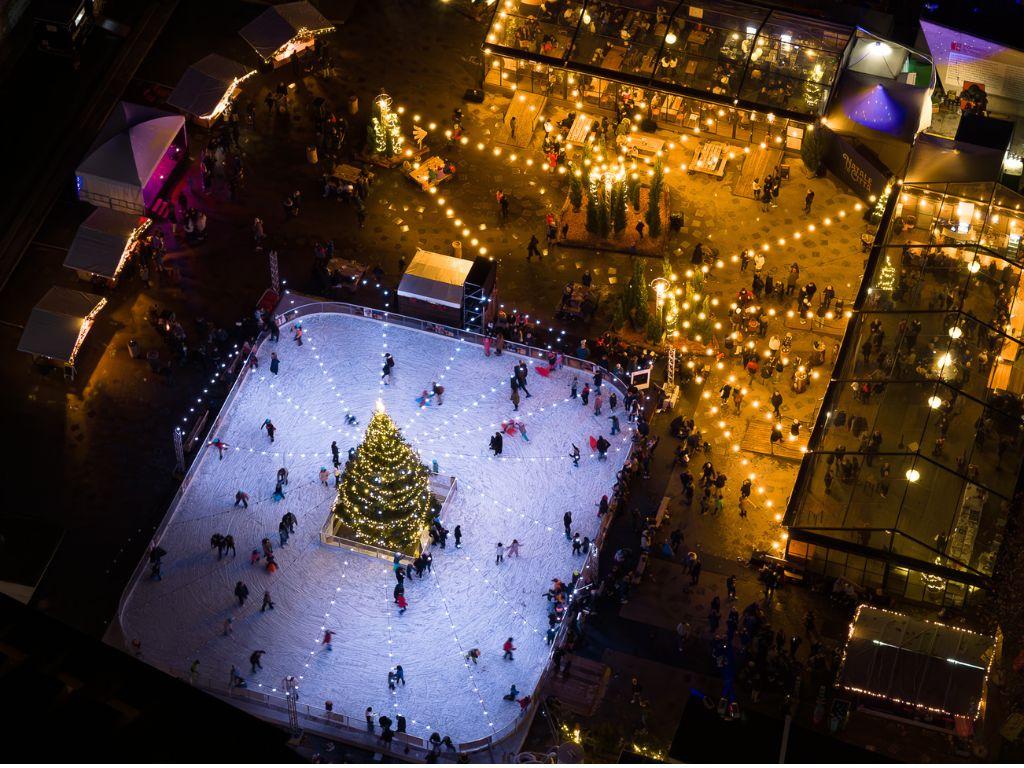 Image 2 - Bedeckte Eisbahn auf der Piazza del Sole 