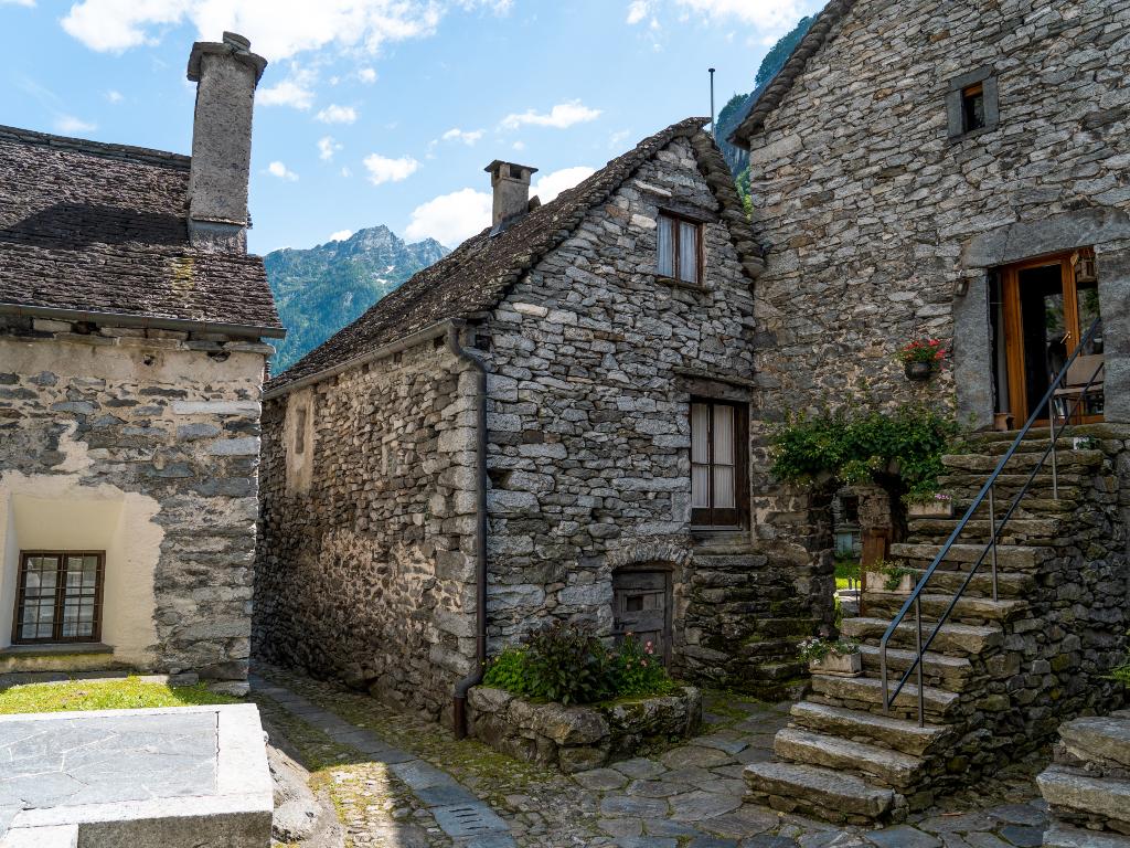 Image 1 - Valle Bavona: entre géants de pierre et ingéniosité humaine