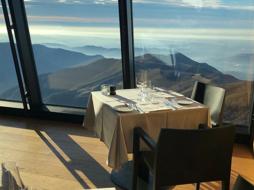 Image 3 - Gnocchi de pommes de terre au romarin, tomates dattes confites et mousse à l'eau de tomate - La recepte