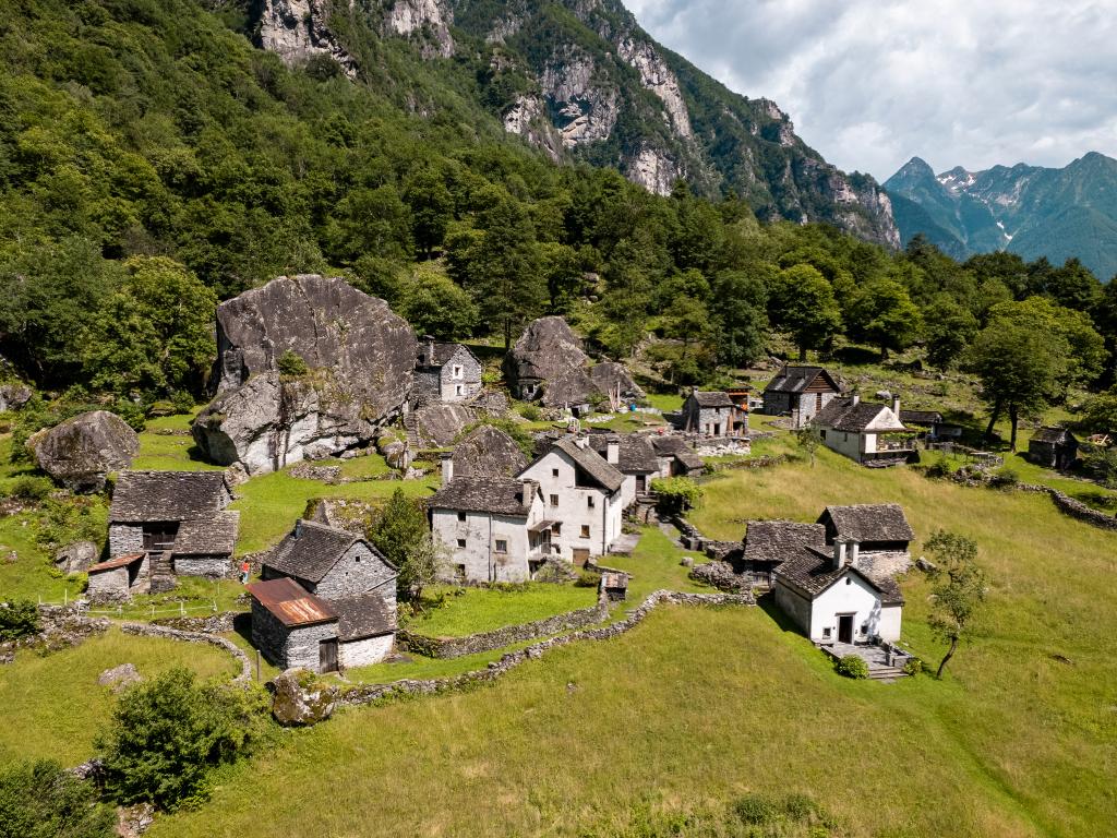 Image 0 - Valle Bavona: entre géants de pierre et ingéniosité humaine