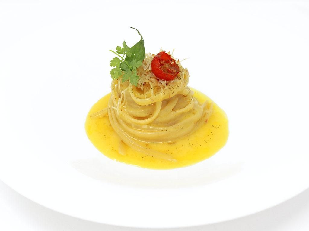 Image 0 - Linguine di Gragnano, essenza di pomodoro, ricotta affumicata e pepe al mortaio - La ricetta