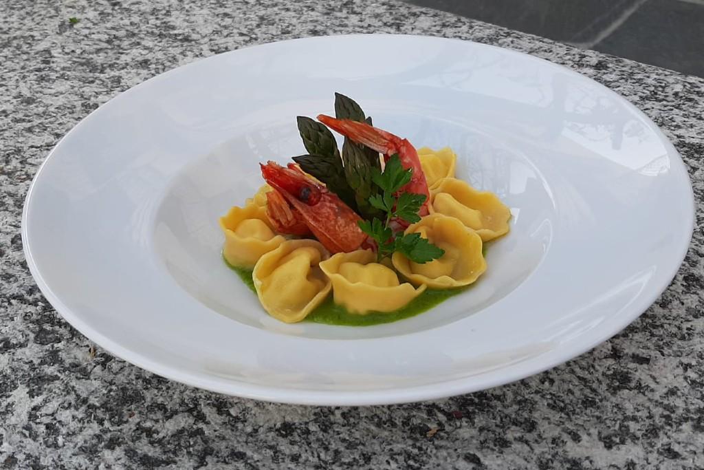 Image 0 - Cappelletti with asparagus and red prawns - The recipe