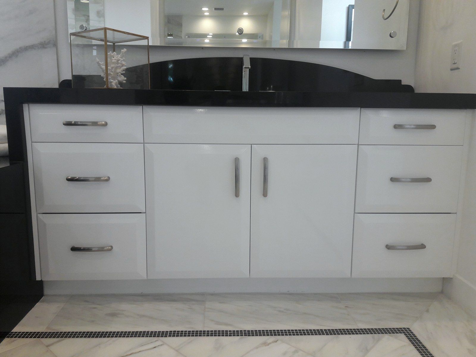 MacDonald Highlands: custom cabinetry by LV Cabinets World