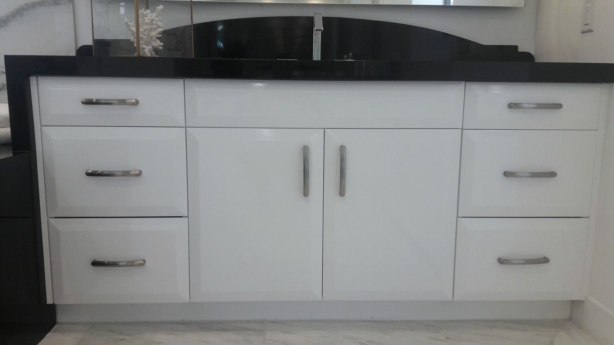 MacDonald Highlands: custom cabinetry by LV Cabinets World