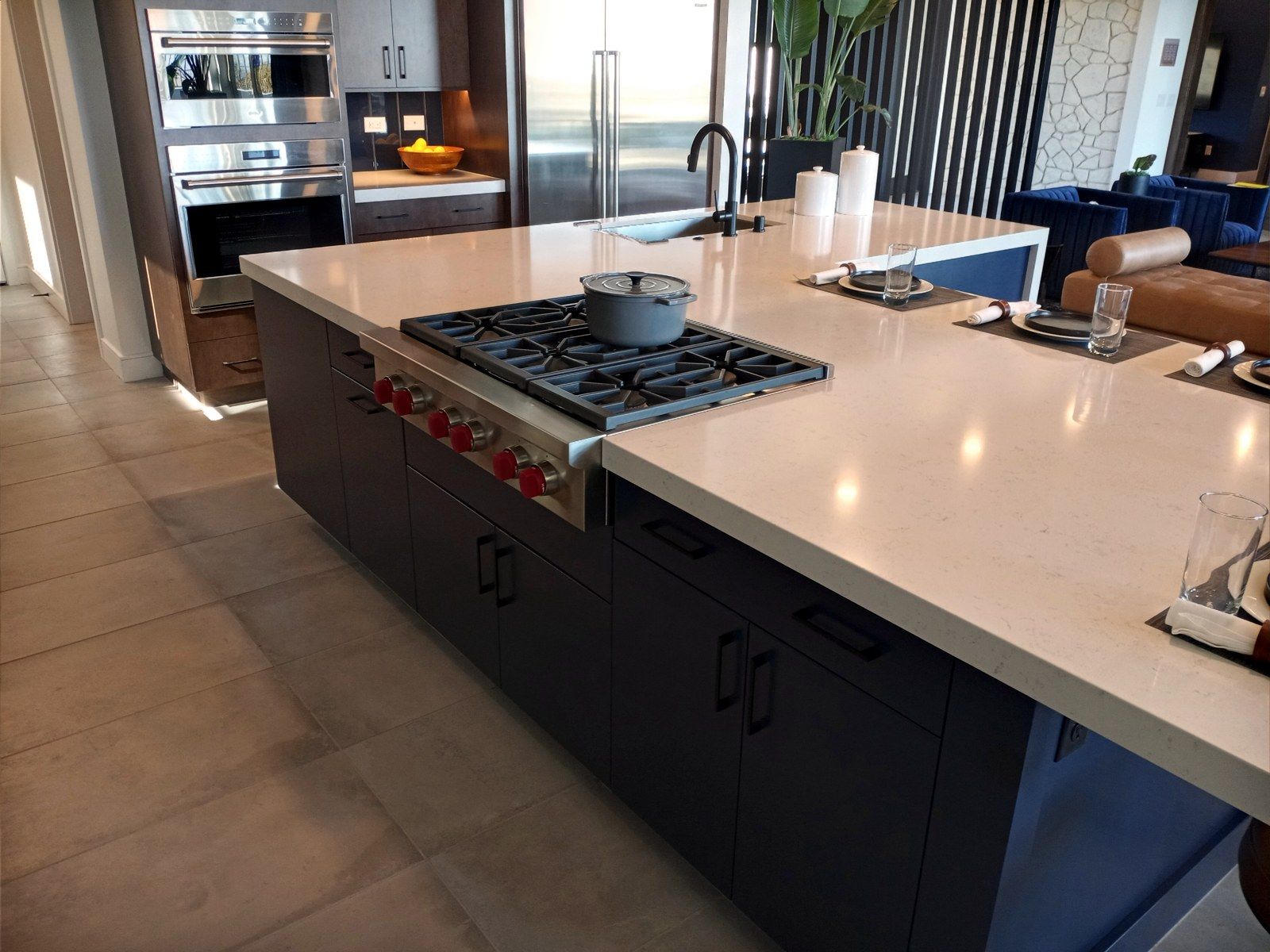 MacDonald Highlands, detail 5: custom cabinetry by LV Cabinets World