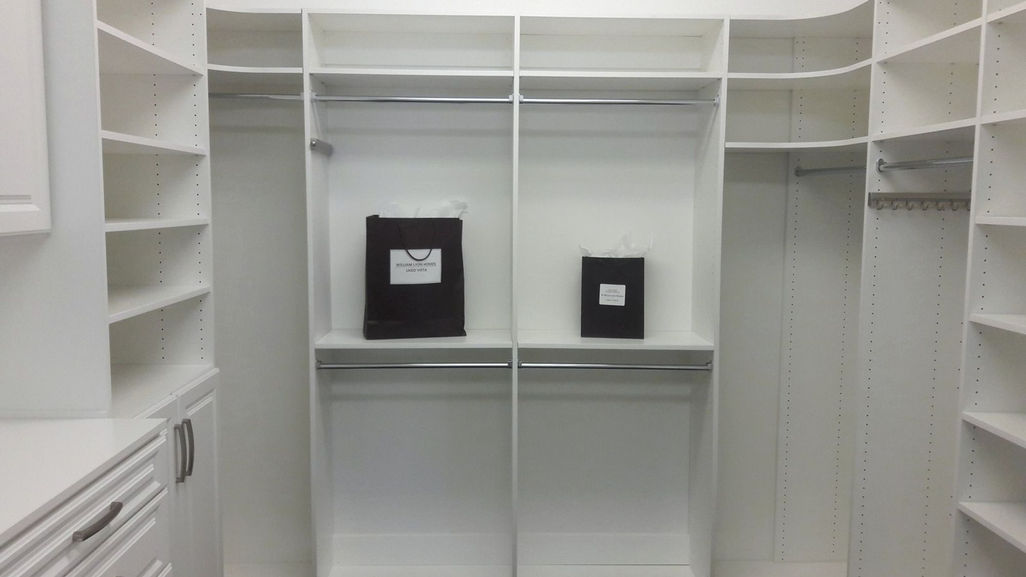 The Ridges: custom cabinetry by LV Cabinets World