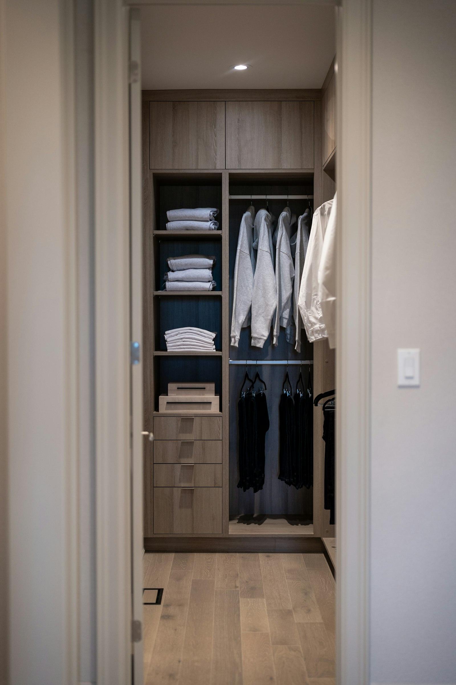 Walk-in closet system
