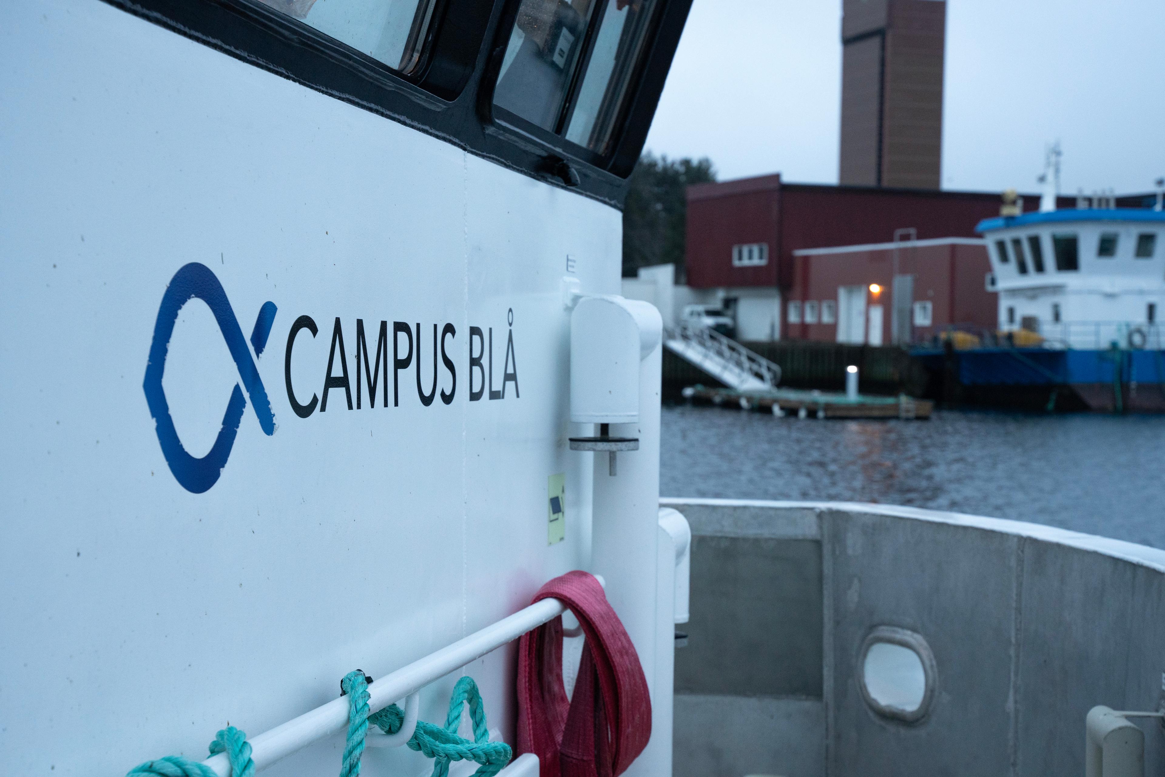 Styrhus ombord på båt med campus blå logo
