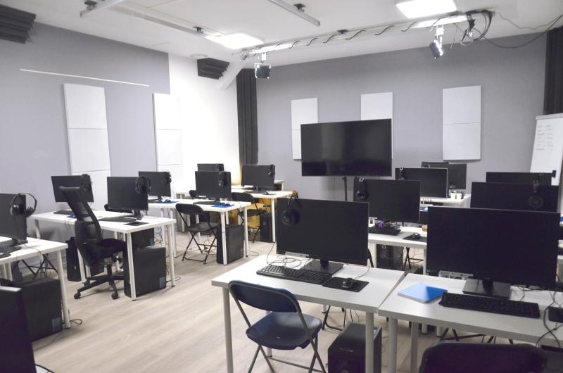 Photo of a training room set up in the 54 m² versatile studio of Hacienda Studio.