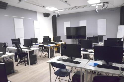 Photo d’une salle de formation installée dans le studio