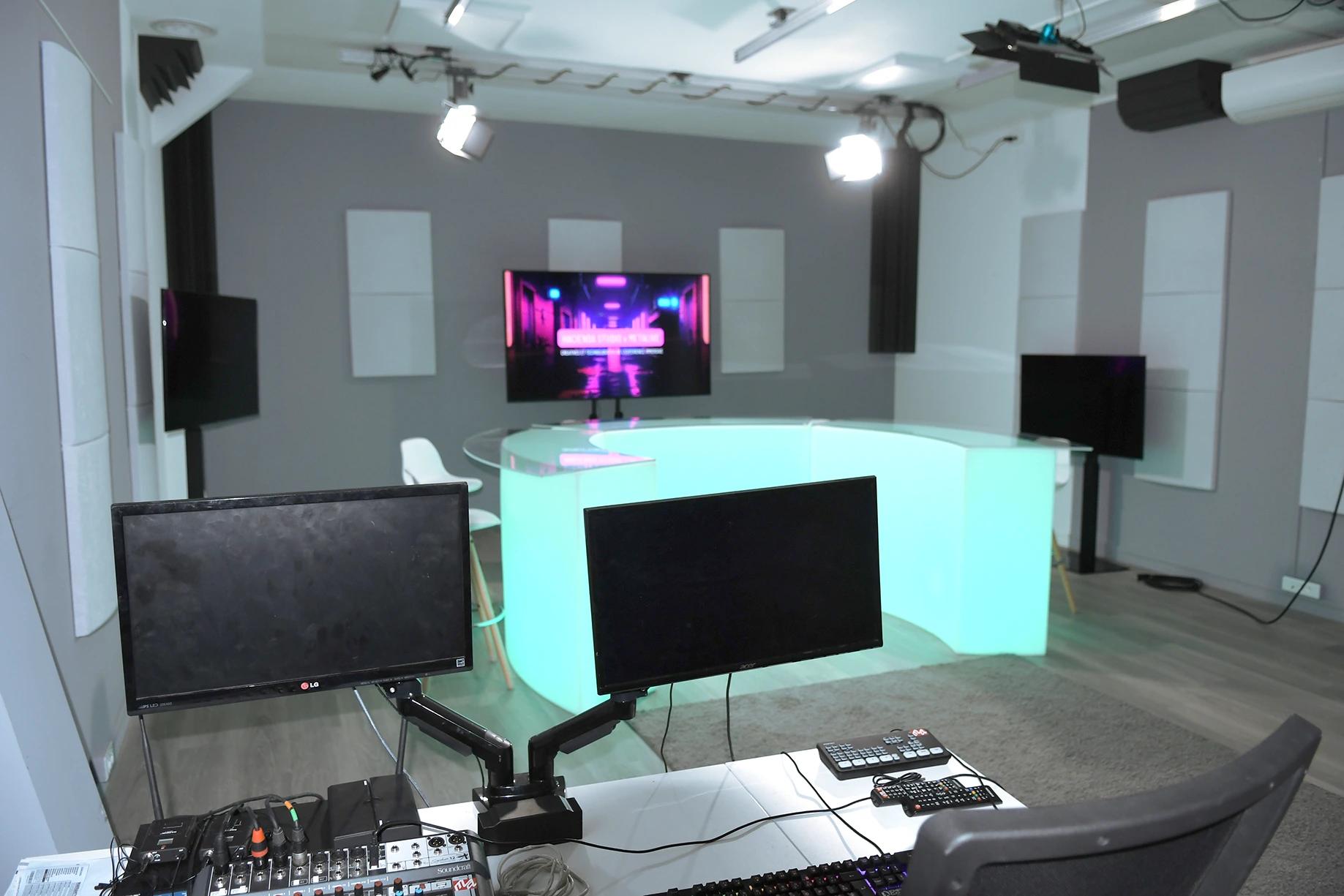 Photo of a TV set configured in the 54 m² versatile studio of Hacienda Studio.