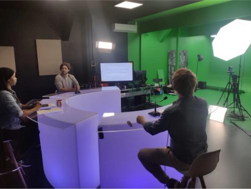 Un plateau TV est organisé sur le fond vert d’Hacienda Studio