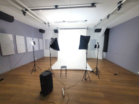 Installation photo dans le studio polyvalent 54m2 d’Hacienda Studio