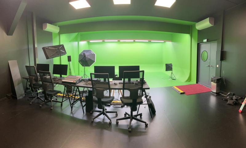 Una sala de control instalada en el espacio de fondo verde de Hacienda Studio