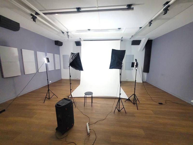 Installation photo dans le studio polyvalent 54m2 d’Hacienda Studio