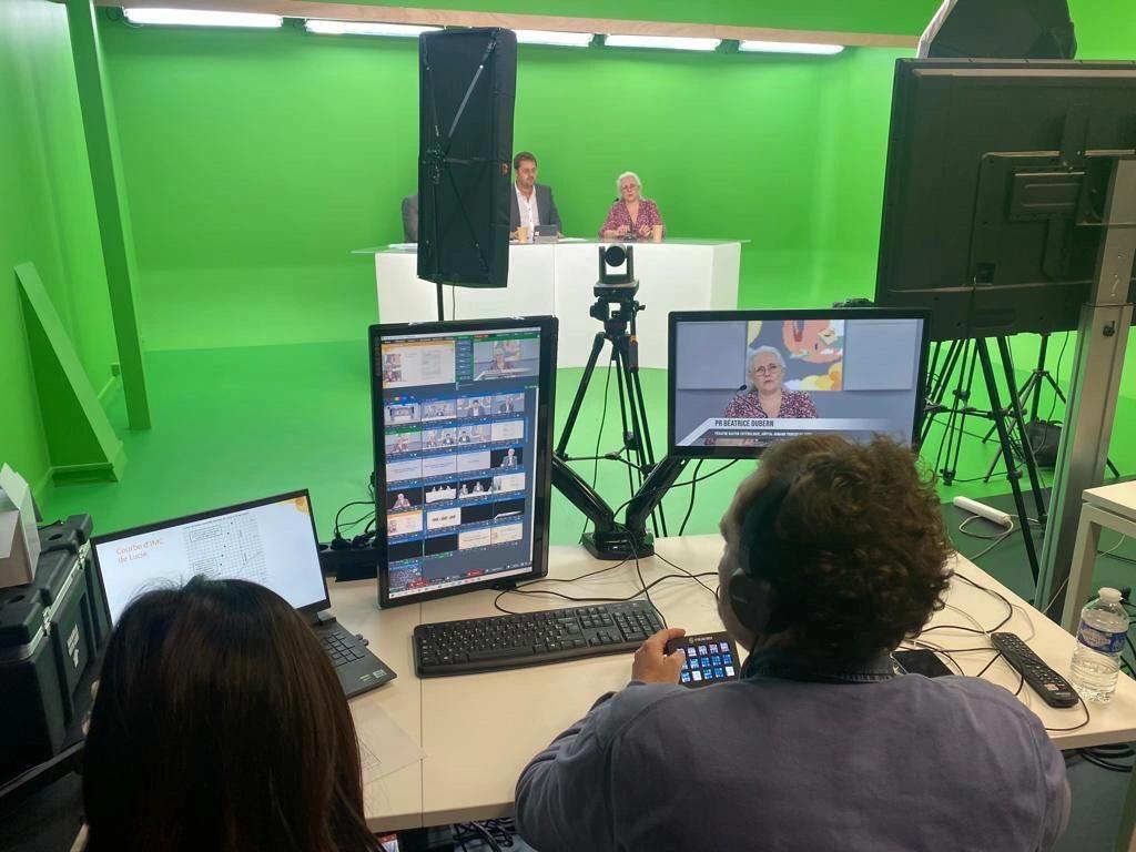 Foto de una sala de control en plena grabación en el espacio de Fondo Verde de Hacienda Studio