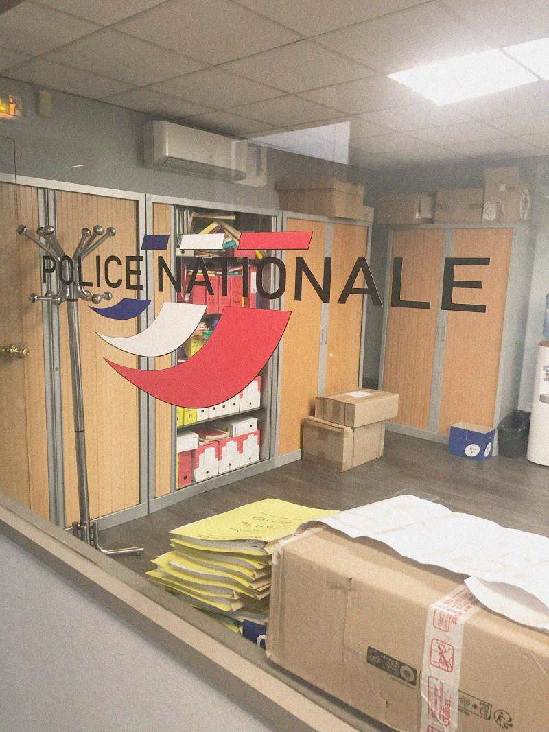 Photo du logo de la police nationale sur la porte du Commissariat