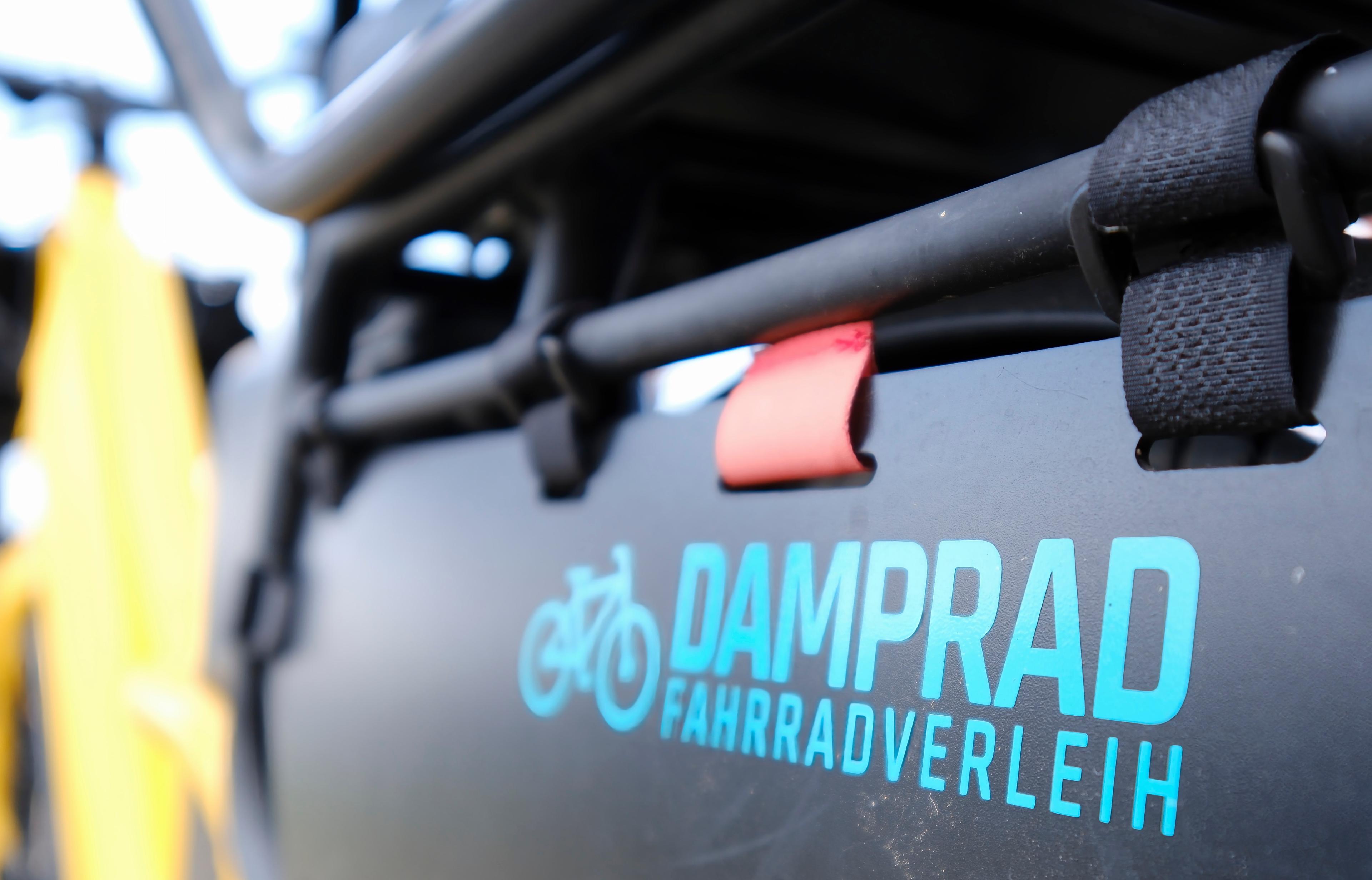 Nahaufnahme des Dampfrad Fahrradverleih Logos auf einem Fahrradrahmen