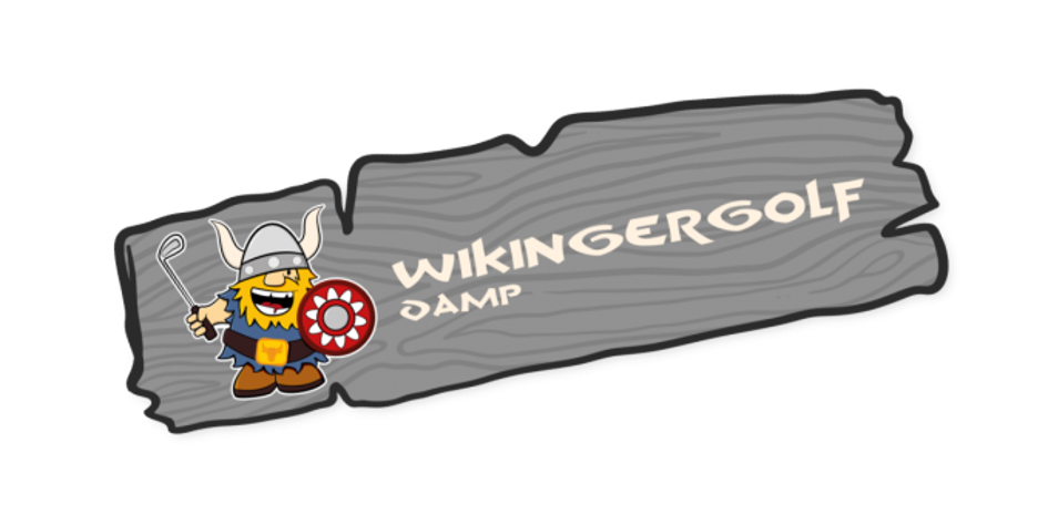 Ein Logo mit einer Wikingerfigur, die einen Golfschläger und ein Schild hält, neben dem Text 'Wikinger Golf Damp' auf einem holzähnlichen Hintergrund