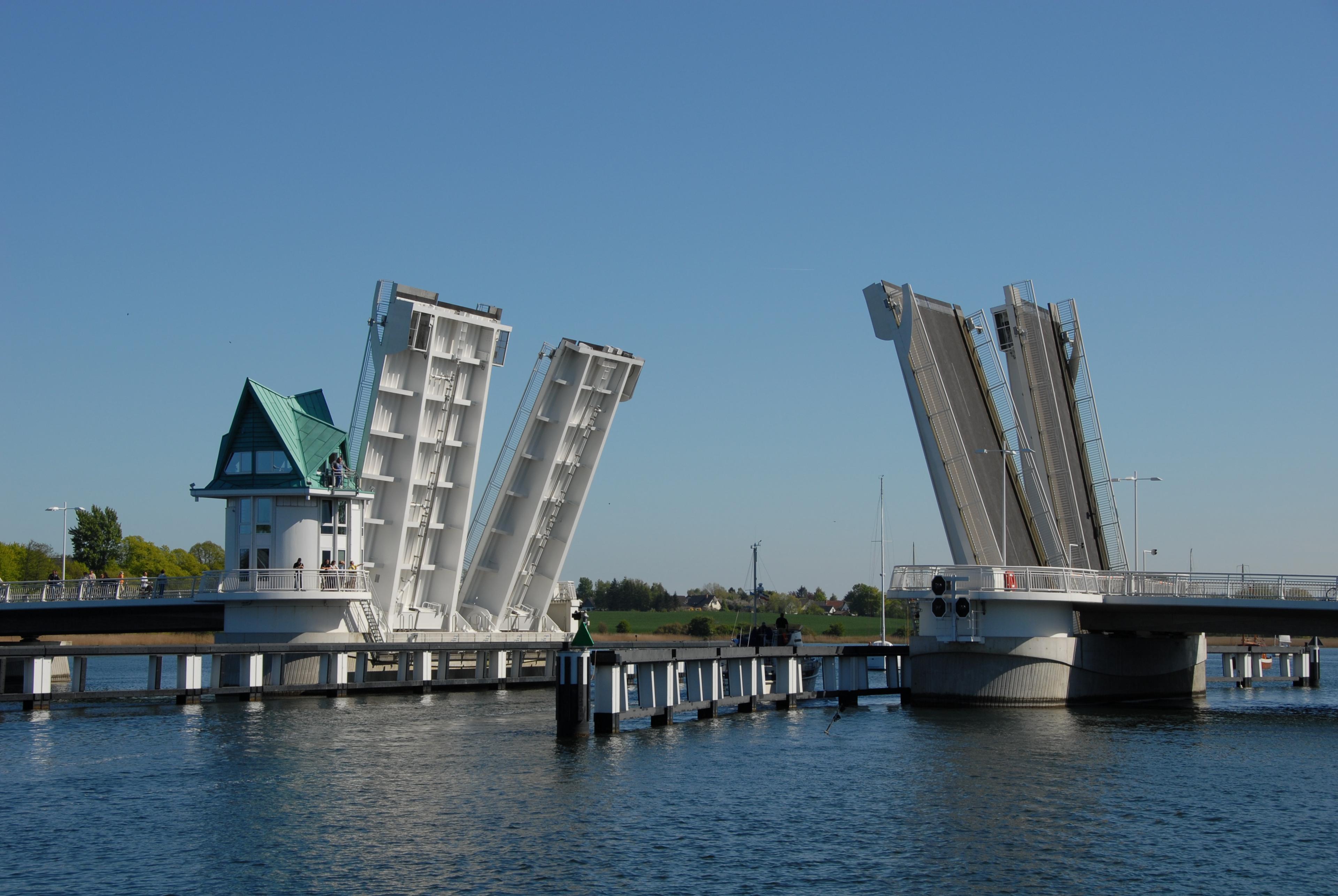 Geöffnete Klappbrücke mit Kontrollturm über einem Fluss an einem klaren Tag