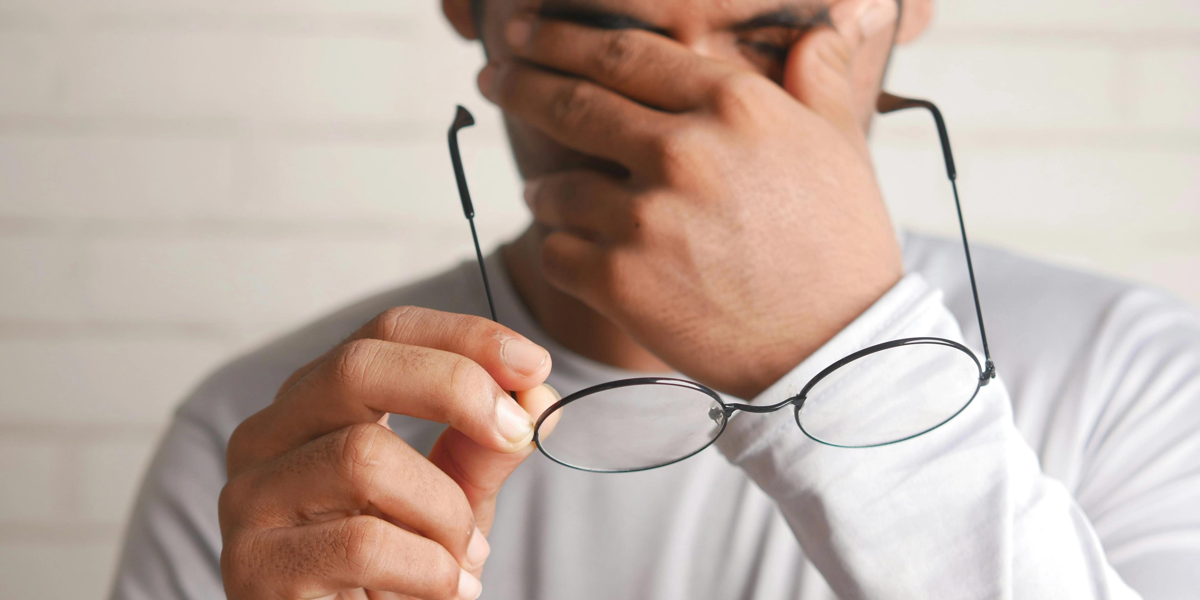 A person holding a glasses