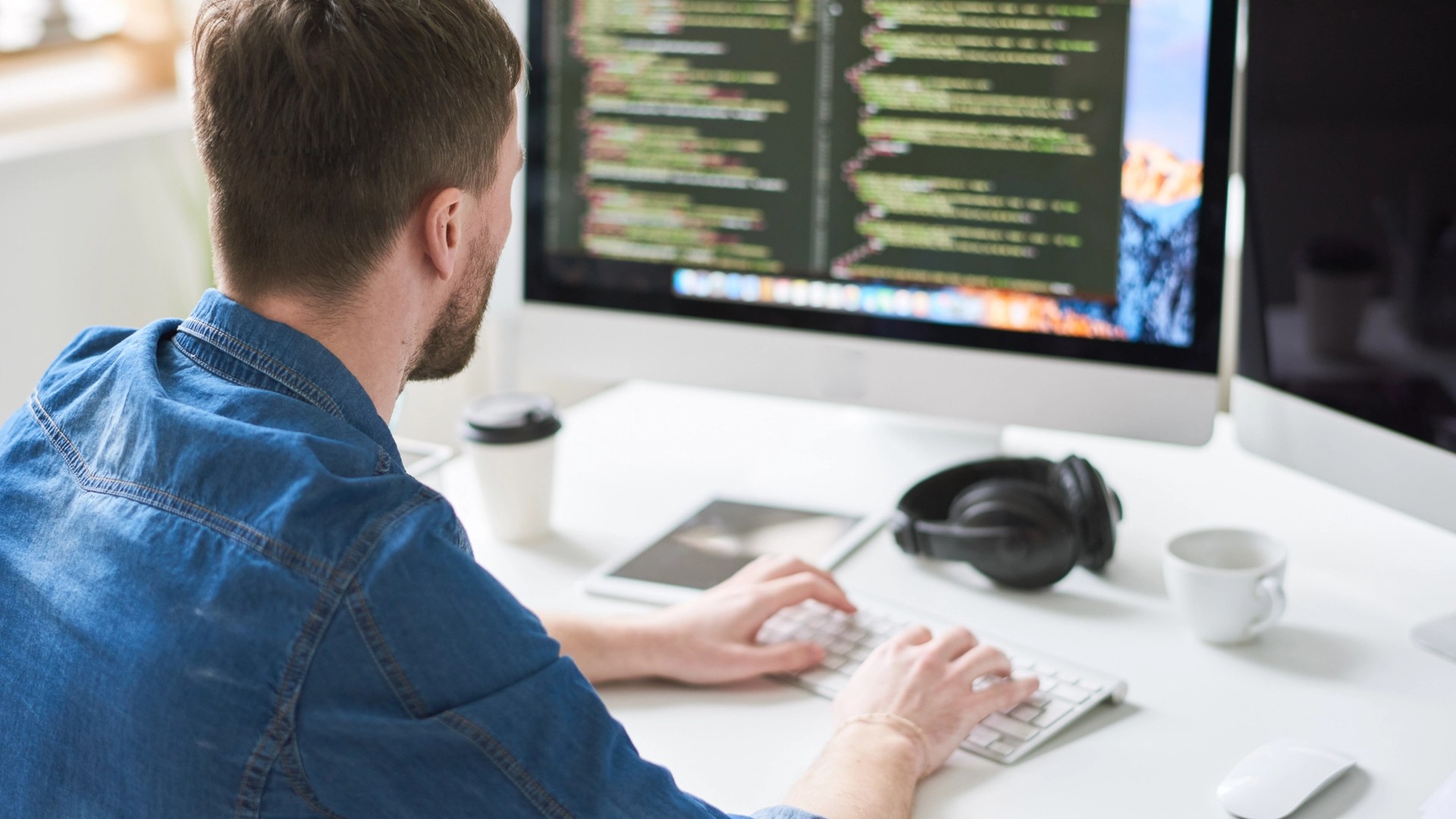 Cover Image for 7 Things to Know Before Purchasing Web Developer Insurance