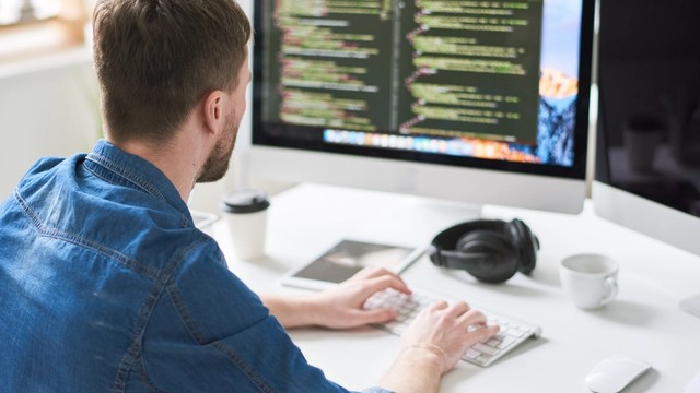 Cover Image for 7 Things to Know Before Purchasing Web Developer Insurance
