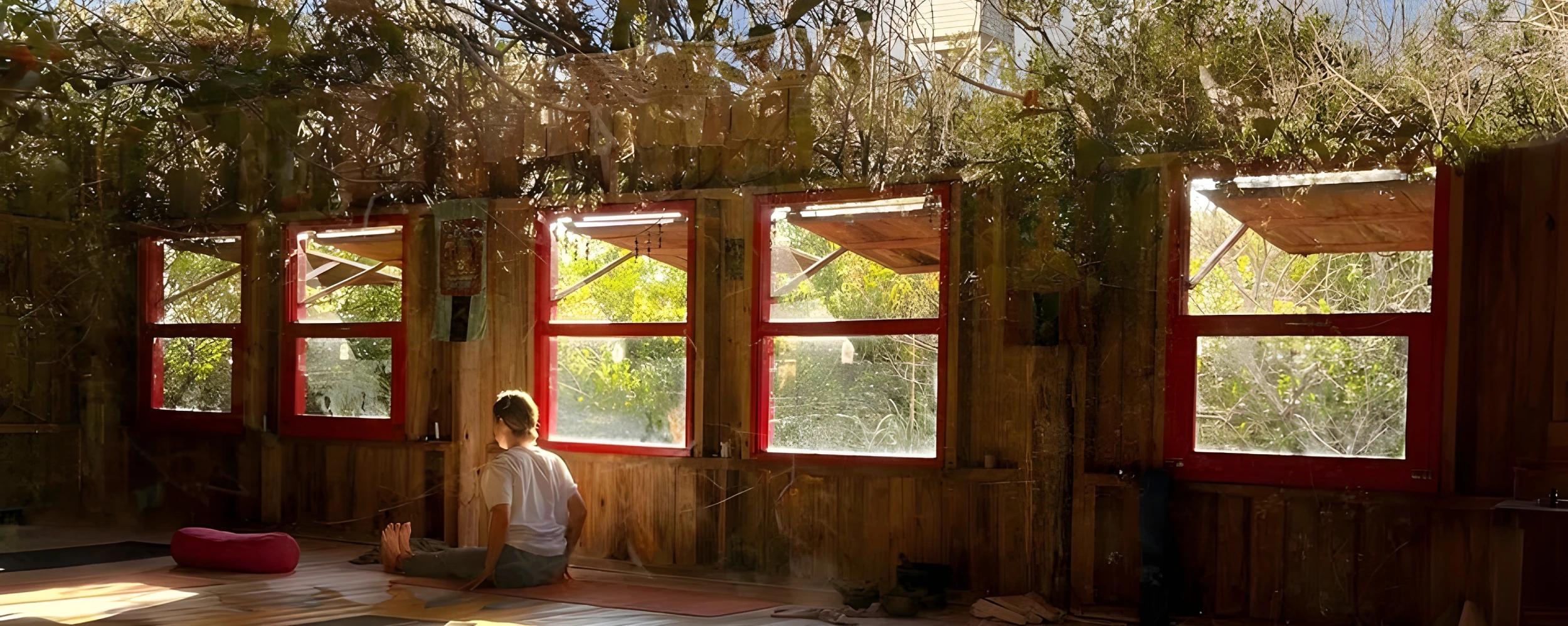 Interior del espacio de yoga de Raíz