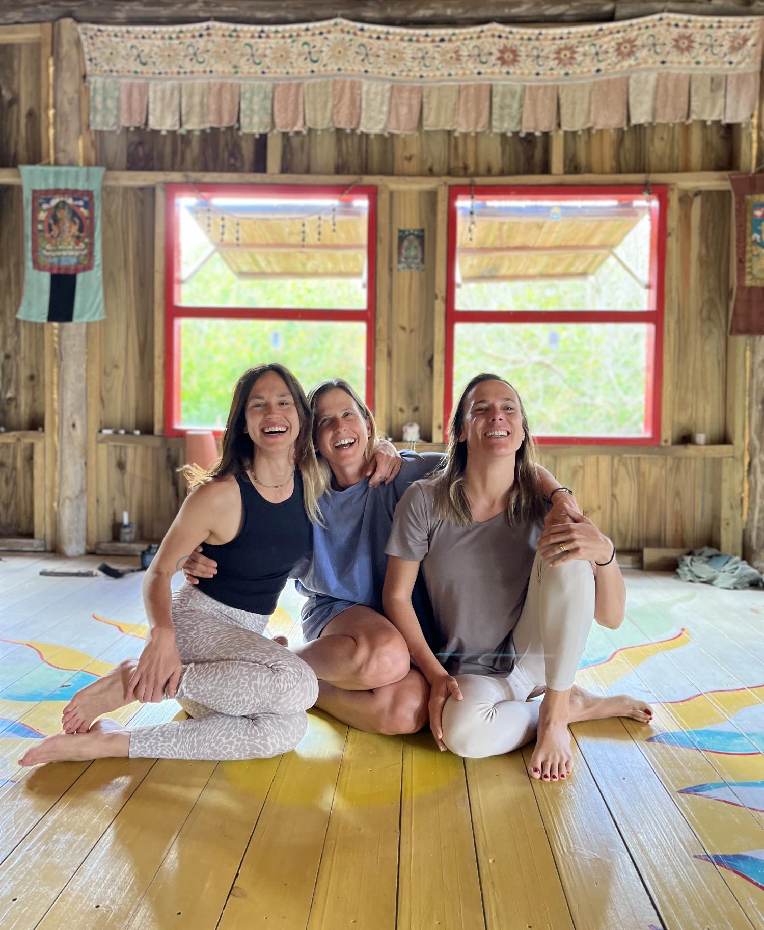 Grupo de mujeres sonriendo en un retiro de Raíz