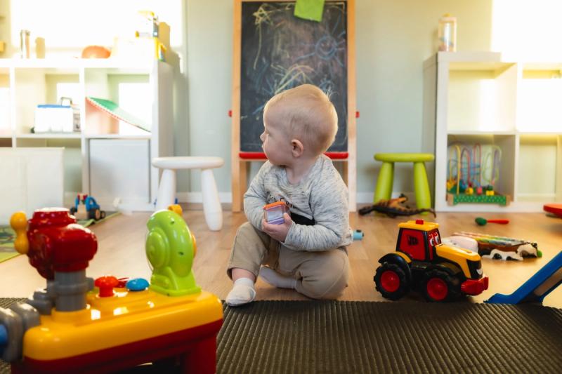 Gutt som leker på et lekerom