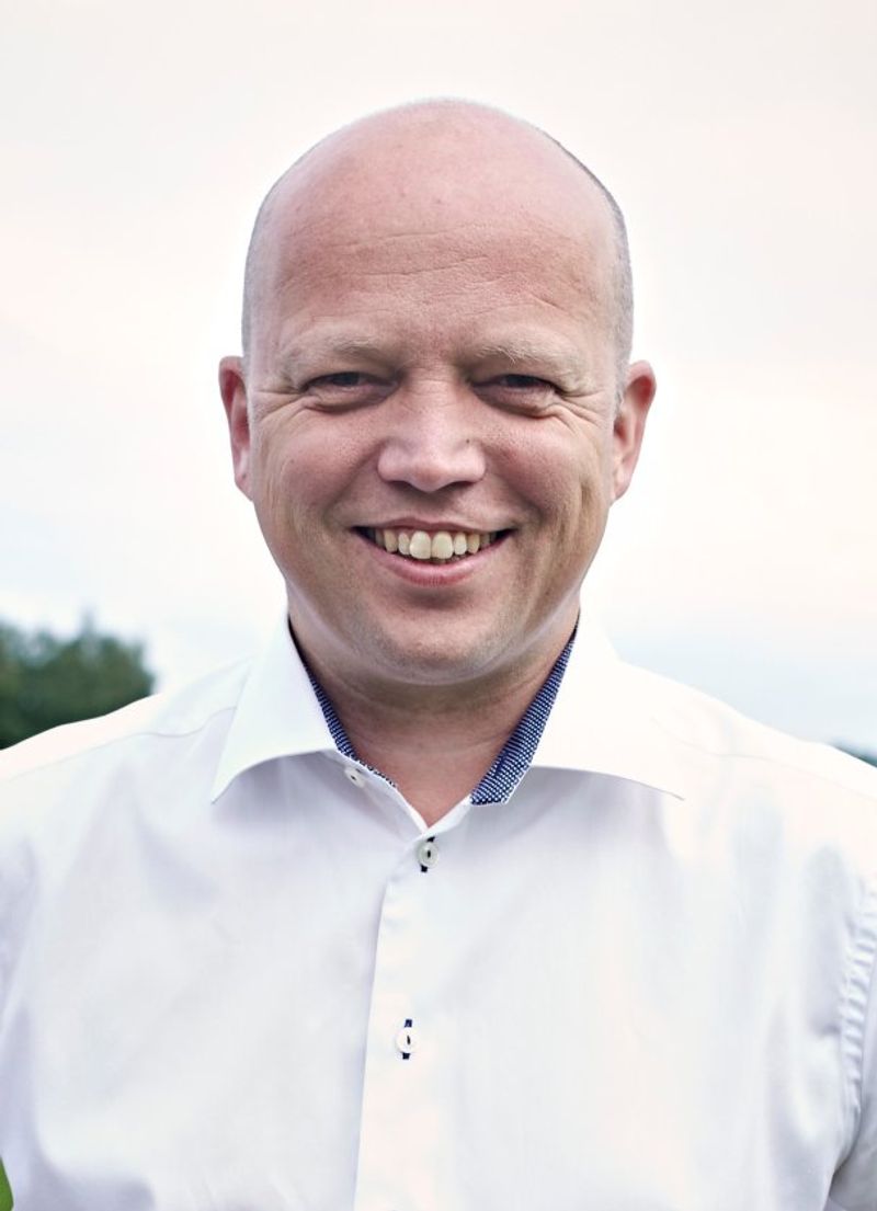 Trygve åker hvit skjorte