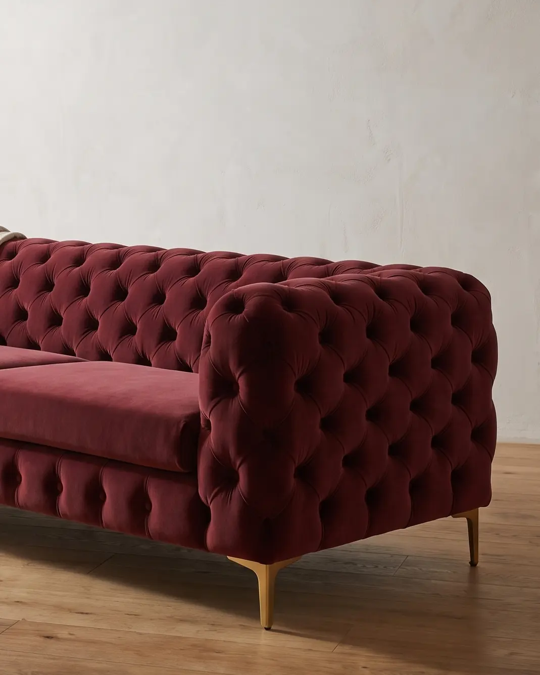 Esparron sofa, levi kraj: pojas sa dugmadima ispod sedišta, zlatna traka uz čelo rukonaslona i prekrivač preko naslona