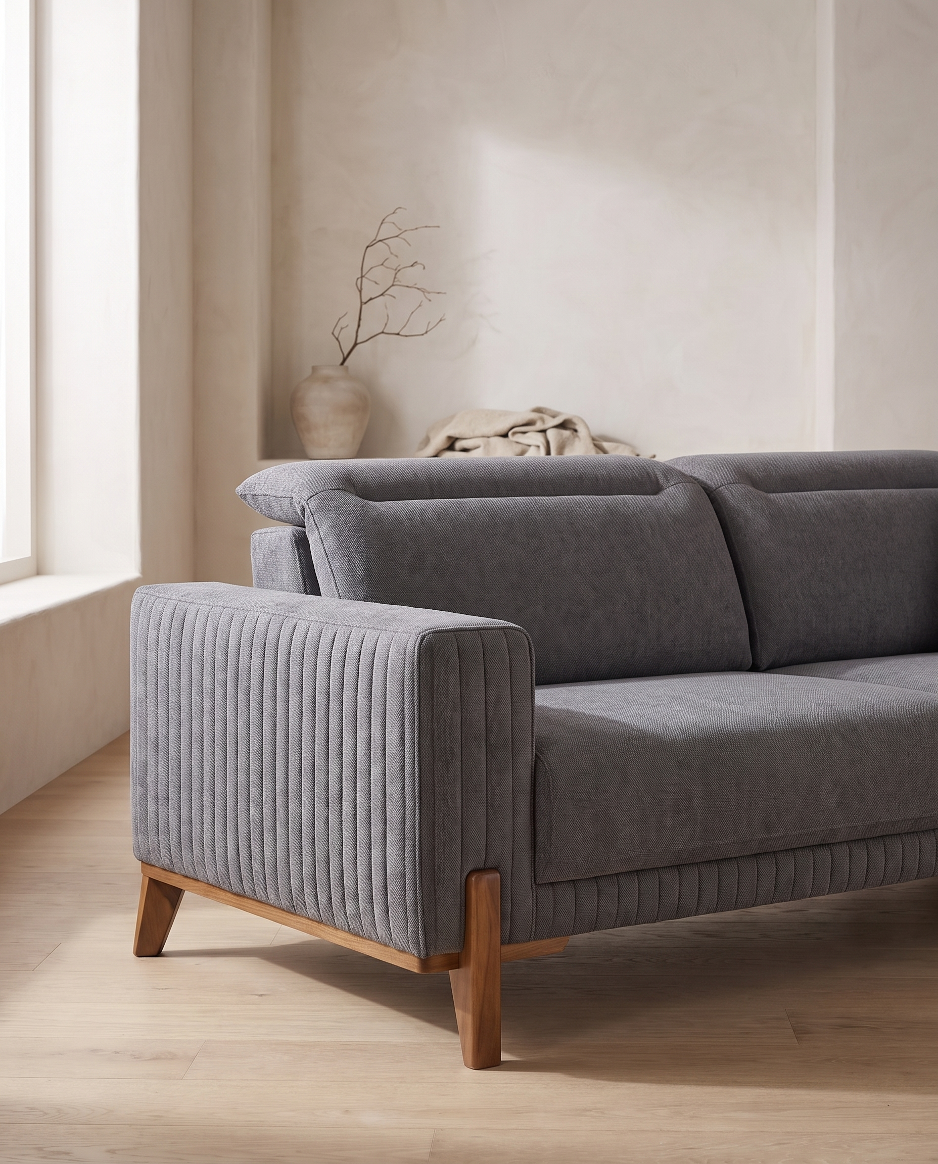 Gavoi sofa izbliza, pravougaoni rukonaslon pokriven gustim uspravnim prošivom